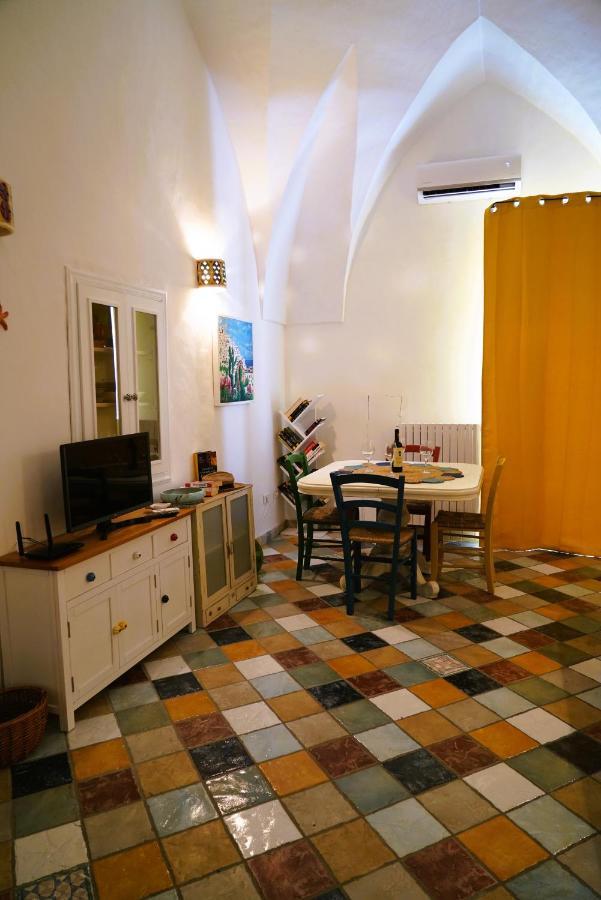 Domus Magistri - A Pochi Passi Dal Centro Storico Villa ออสตูนี ภายนอก รูปภาพ